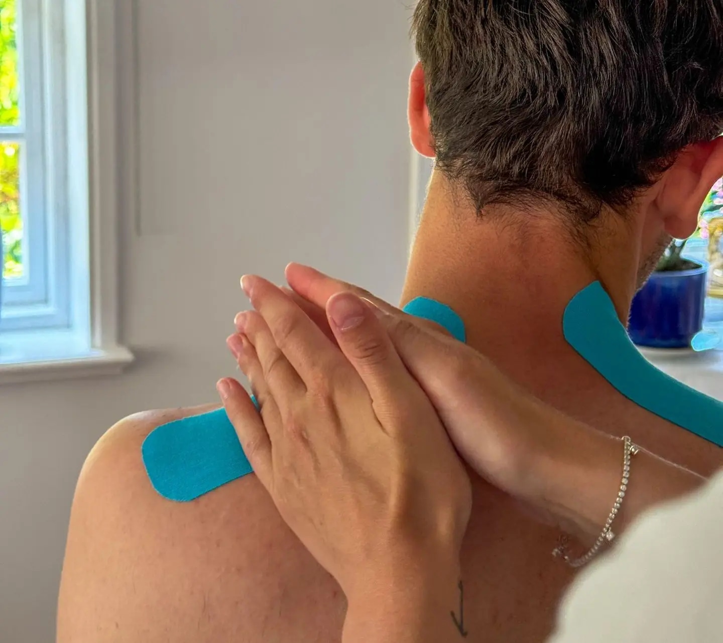 Professionelle Tape-Anwendung zur Aktivierung der Selbstheilungskräfte bei Verletzungen und Schmerzen - Physiotherapie Amrum